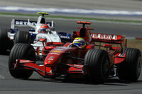 暑く過酷なレースを制したマッサ。チャンピオンシップでは、トップのハミルトンの15点後方、3位につけているが、2007年も残るは5戦を数えるのみ。フルアタックをかけない限り、タイトル獲得は難しい。（写真＝Ferrari）
