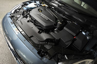 1.6リッター直4ターボエンジンは180psと24.5kgmを発生。湿式デュアルクラッチの6段ギアトロニックトランスミッションと組み合わされる。