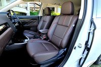 最上級グレードの「Gプレミアムパッケージ」では、従来と同様に本革シートが標準で装備される。今回、新色のブラウン（写真）が設定された。