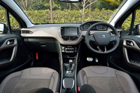 小径のステアリングとヘッドアップインストゥルメントパネルを採用したインテリア。ダッシュボードの7インチタッチスクリーンでは、オーディオやナビゲーションが操作できる。