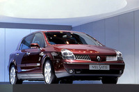 サフランの後継となるヴェルサティス（「異文化」の意）。メルセデスベンツSクラスとEクラスの中間のボディサイズで、新しいタイプのラグジュアリーカー・ユーザー取り込みを狙う。