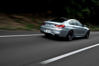 
	ブレーキエネルギー回生システムやアイドリングストップ機構を採用するなど、環境性能にも配慮。JC08モード燃費は9.0km/hとなっている。
	