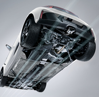 ボディー下部にはアンダーカバーやストレーキなどの空力パーツを装備。エンジンルームを冷却するため、空気を取り入れるNACAダクトが設けられている。
    