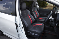 赤い差し色が目を引く、専用のスポーツシート。表皮は、スエード調のスキンと合成皮革からなるコンビタイプ。
    