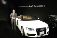 アウディジャパンのドミニク・ベッシュ社長と「A5カブリオレ」。