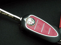 グリルをモティーフにしたキーグリップ。