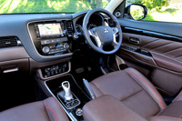 インパネのデザインは従来型に準じる。新型ではセンターコンソールのデザインが改められたほか、インパネやドアトリムのオーナメントパネルの柄が変更された。