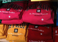 ルネッサンスセンター内のコンビニで売られているGMトレーナー。