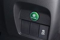 「ECONスイッチ」。エンジンやCVT、エアコンなどを協調制御し、燃費を優先した運転環境を実現する（ECONモード）。