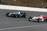 打ち合わせどおりバトンの「RA107」と琢磨の「SA07」がランデブー走行。