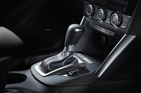 新デザインのシフトノブ（写真は「CX-5 2013アニバーサリー」のもの）。
    