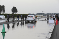 溝のない「GR-XI」と新品の同タイヤを比べると、80km/hからの制動距離に約7mの差がついた。
    