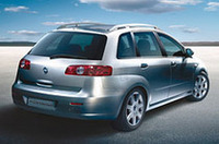 リアフェンダーは力強いアーチを描く。