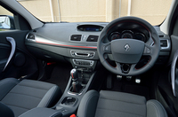 ダッシュボードの赤ラインなどで、スポーティーさが演出されるインテリア。トランスミッションは6段MTのみの設定。