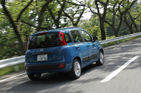 箱根のターンパイクを快活に駆け上がる「フィアット・パンダ」。
    