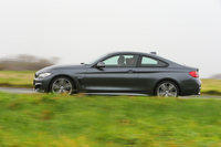 「4シリーズ」のボディーカラーは全12色。このうち「Mスポーツ」には専用色の「エストリル・ブルー」を含む6色を設定している。テスト車の色はオプションカラーの「ミネラル・グレー」。
    