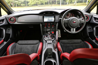 レッドのアクセントにより、大人の遊び心が演出されたインテリア。写真は、AT車のもの。
    