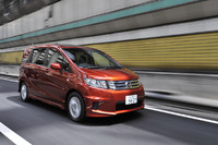 動力性能は必要にして十分。外観から想像するよりもボディの見切りがよく、運転もしやすい。横風にも強く、高速道路で強い風にあおられても安定していたのには感心した。タイヤサイズは185/65R15で、試乗車が履いていた銘柄はヨコハマの「S76」。