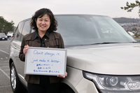 お話をうかがったジャガー・ランドローバー・ジャパン マーケティング・広報部の作田昌子さん。メッセージボードに書かれている「Don't change it, just make it better.（変化させるのではなく、進化させる）」という言葉は、新型「レンジローバー」の開発コンセプトだ。