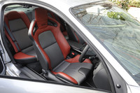 「SPIRIT R」6MT仕様に装着されるバケットシートはレカロ社製。表皮はレッドとブラックの本革、およびファブリックの混成となる。