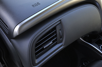 助手席前のソフトパッドを見る。周囲をぐるりと取り囲むステッチの表現はなかなか巧み。