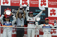 IMPULのチーム監督、星野一義とともに最上段に上がるブノワ・トレルイエ。金石年弘（左）が2位、井出有治（右）は3位だった