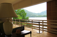 2階の広縁から臨む中禅寺湖。初夏の風が本当に気持ちよく、ついつい長居してしまいました。ちなみに同公園のそばにはイタリア大使館別荘記念公園も位置しています。日光観光の折にはぜひ。