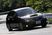 一目でターボとわかるS-GT。カタログ燃費は、スポーツワゴンWRXの11.4から13.0に改善された。
    
    【スペック】
    S-GT：全長×全幅×全高＝4415×1740×1475mm/ホイールベース＝2620mm/車重＝1400kg/駆動方式＝4WD/2リッター水平対向4DOHC16バルブターボ（250ps/6000rpm、34.0kgm/2400rpm）/価格＝252万円（テスト車＝295万500円／スポーツパッケージ＋CパッケージII＋VDC＝43万500円） 