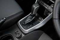 トランスミッションは副変速機付きCVT。7段のマニュアルモード付きで、ステアリングホイールにはシフトパドルが備えられている。