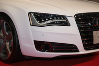 V8モデルではヘッドライトはフルLEDとなる。V6モデルもオプションで装着可能。