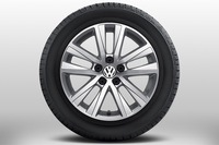 185/60R15タイヤ／6J×15インチアルミホイール（10スポーク）