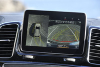 「GLE」シリーズには車両の周囲をモニターする「360°カメラシステム」（写真）などが全モデルに標準で装備される。