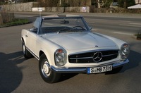 「250SL ロードスター」。1996〜68年まで、ロードスター、ハードトップ、クーペがつくられた。屋根付きモデルは、独特の形状から「パゴダルーフ」と呼ばれた。エンジンは2.5リッター直6 OHC。