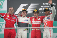表彰台に上がったのは、昨年7月のイギリスGP以来の勝利に喜ぶフェルナンド・アロンソ（左から3番目）とフェラーリのチーム代表をつとめるステファノ・ドメニカリ（同1番目）、劇的な優勝争いから自己最高位の2位でフィニッシュしたザウバー・フェラーリのセルジオ・ペレス（同2番目）、そして2戦連続3位に終わったマクラーレン・メルセデスのルイス・ハミルトン（同4番目）。（Photo=Sauber）