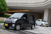 【スペック】カスタムRS（写真手前）：全長×全幅×全高＝3395×1475×1645mm／ホイールベース＝2360mm／車重＝890kg／駆動方式＝FF／0.66リッター直4DOHC16バルブ インタークーラー付きスーパーチャージャー（64ps/6000rpm、9.5kgm/4000rpm）／価格＝139万6500円（テスト車＝152万2500円／HID／ユーティリティパッケージ／14インチアルミホイール＝12万6000円）
