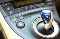 キホンがEV走行のため、「PWR MODE（パワーモード）」ボタンや「ECO MODE（エコモード）」ボタンに併設されるべきEVモードボタンは省かれる。ただし将来的には、EVとHVをユーザーが状況次第で選べるよう検討されているとのこと。