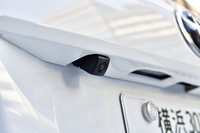 リアビューカメラ「CY-RC90KD」はリアのナンバープレート上のあたりに埋め込まれている。約31万画素の1/3.6カラーCMOSを採用。