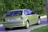 ニューコンパクトは、1.8リッター直4（115ps）搭載の「316ti」と、2.5リッター直6（192ps）を積む「325ti」がラインナップされる。トランスミッションは、5段MTと、5段ATの2種類。