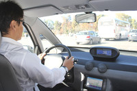 「ブルーカー」を運転中の筆者。シートに対してインパネの位置が低いので、運転席からの視界は良好だ。