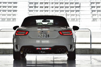 スクエアな形状のテールランプは、1966年から85年まで生産されたオリジナル「124スパイダー」に通じる。