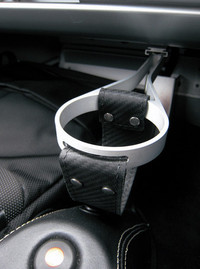 新開発（？）のアルミ製軽量カップホルダー。ちょうどシフトレバーの前あたりに備わり、使うときのみ引き出す方式だ。