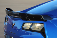 リアスポイラーは調整が可能な3ピース構造をとる。
    