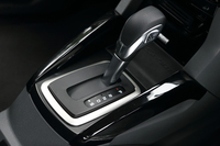 トランスミッションは「フォーカス」や「フィエスタ」と同じく「パワーシフトオートマチック」と呼ばれるデュアルクラッチ式ATを採用。手動での変速は、シフトノブ横のスイッチで行う。
    