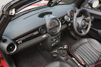 JCWシリーズのトランスミッションは6段MTのみ。ATモデルは用意されない。（写真はコンバーチブルのもの）