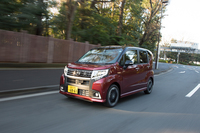 6代目「ムーヴ」では、サイドパネル全体をハイテン鋼の厚板とし、骨格全体で車体にかかる力を受け止める構造を採用。外板の樹脂化なども含め、ボディーについては20kgの軽量化を実現している。