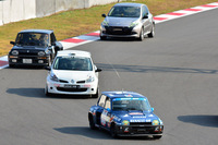 スポーツ走行「ルノー・スポール・トロフィー」にて、「ルーテシア ルノースポール」に交じって、往年の「5ターボ」が走る。