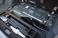 リチウムイオンバッテリー内蔵のIPU（インテリジェント・パワー・ユニット）をトランクのフロア下に搭載する（銀の部分）。