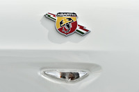 フロントフェンダーに貼られたアバルトのエンブレム。