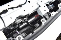 フロントバンパーレインフォースの前と、リアバンパーレインフォースの後ろに装着される「モーションコントロールビーム」（写真中央）。ボディーの剛性を最適化させつつ振動を減衰させることで、スタビリティーと乗り心地を向上させるとうたわれる。写真はフロントのもの。