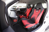 サイドサポートの張り出したシートは、シフトレバーの操作や乗り降りのしやすさも自慢。